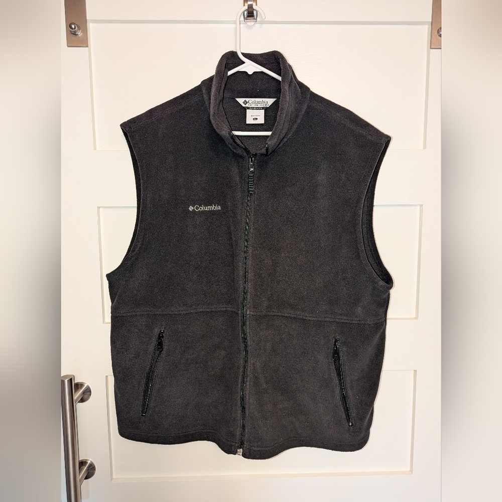 Men's Columbia black fleece vest size XL. Columbia outerwear.